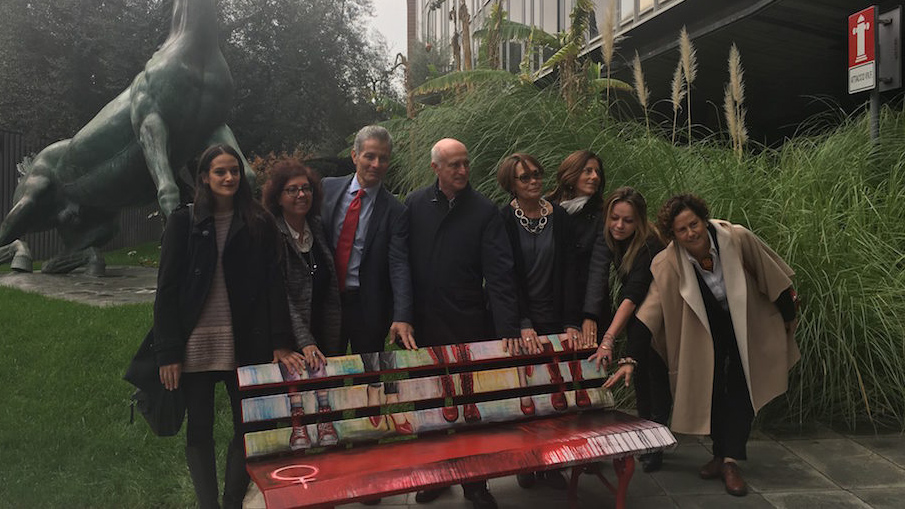 Panchine rosse per dire “no” alla violenza sulle donne