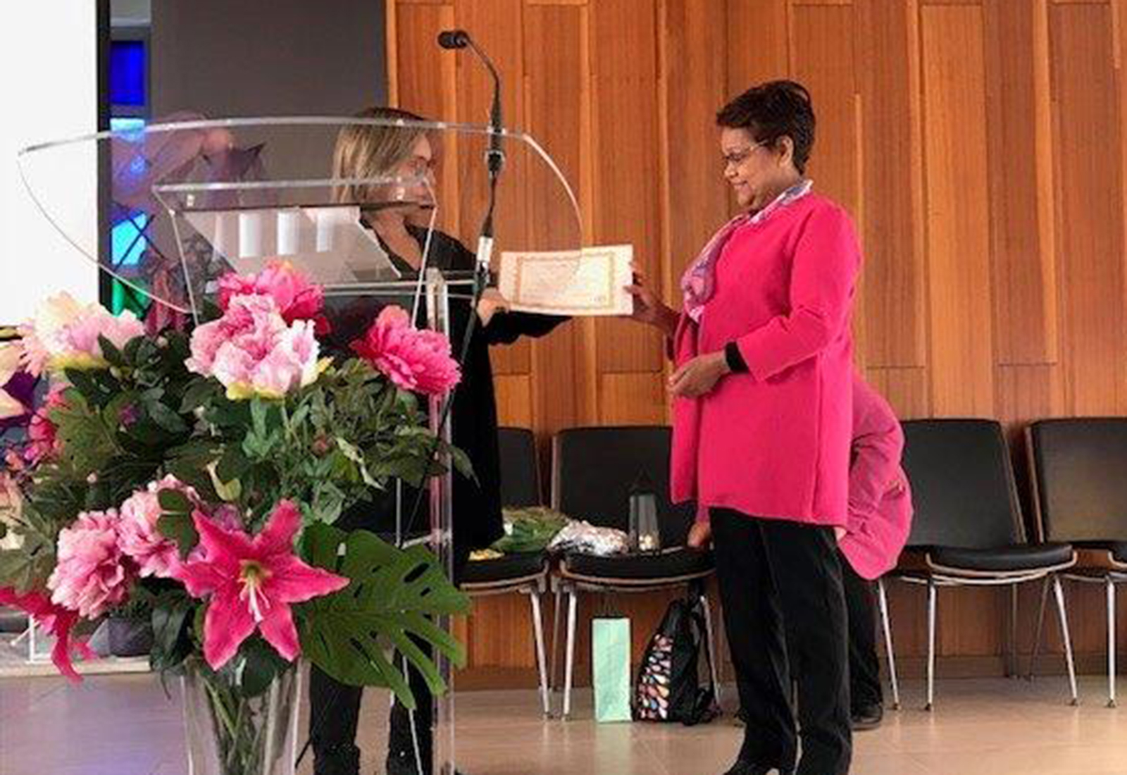 Consegna del certificato alla leadership a Antonia Paz