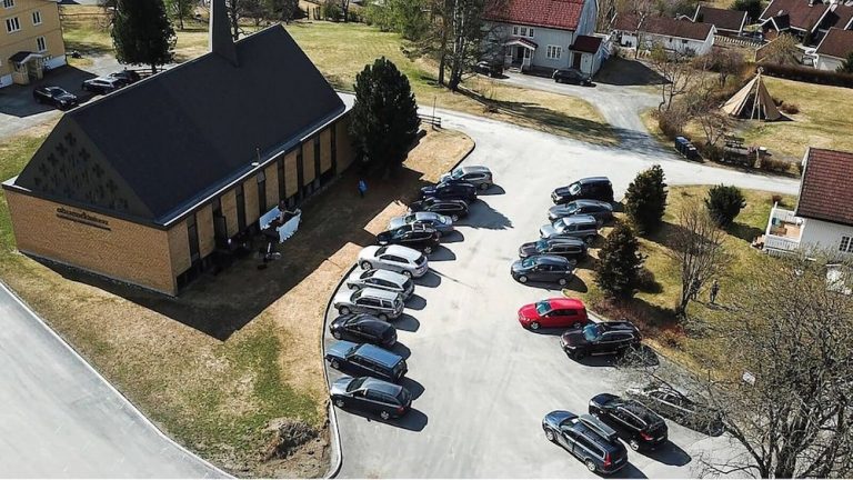 Stanchi della chiesa virtuale? La Norvegia prova la chiesa drive-in