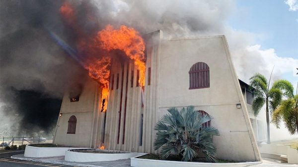 Chiesa in cenere sotto gli occhi dei membri