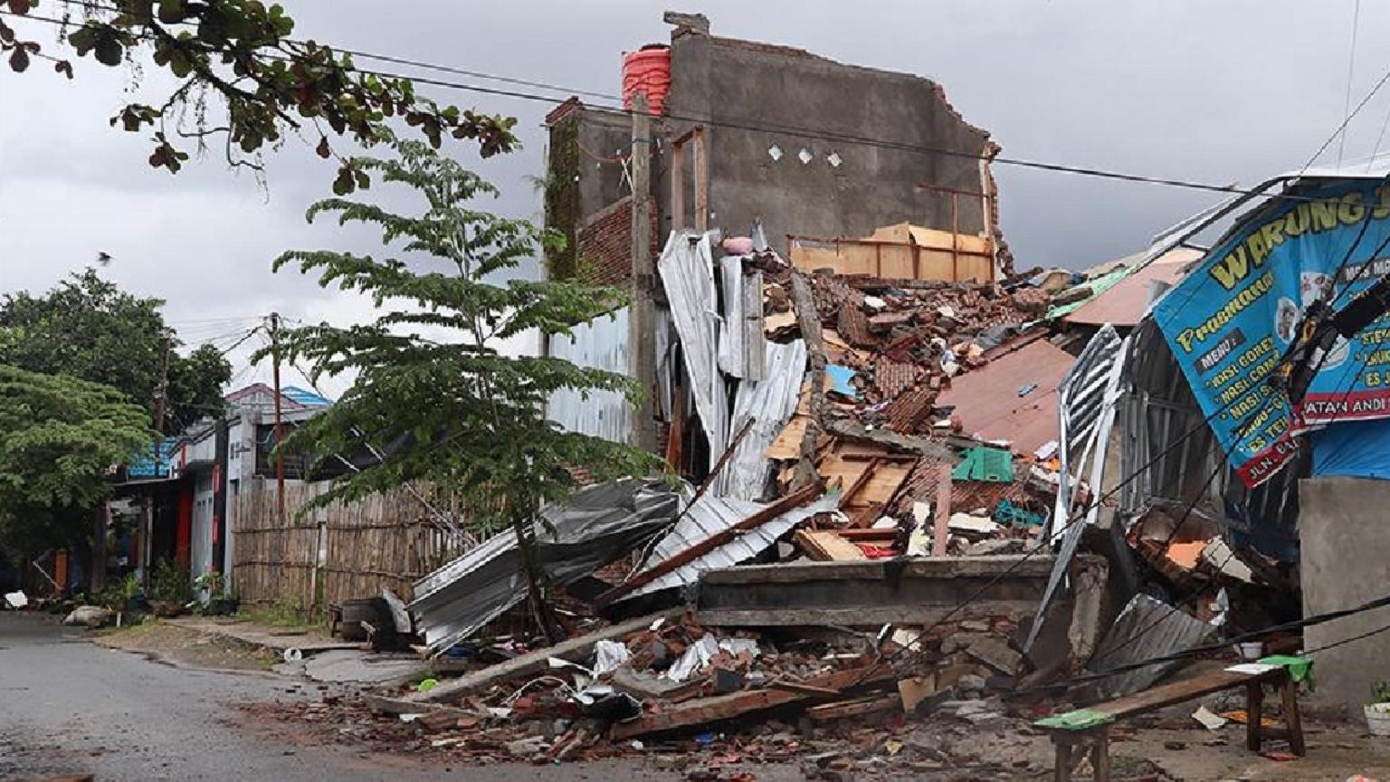 Indonesia: rifugi temporanei ai terremotati