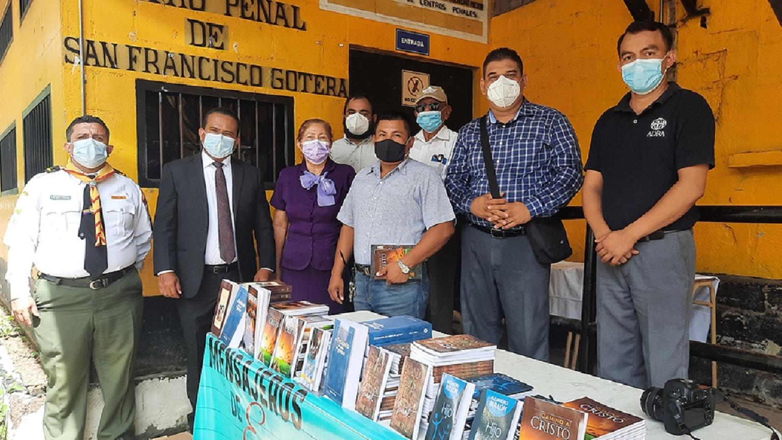 Migliaia di libri a due prigioni di El Salvador